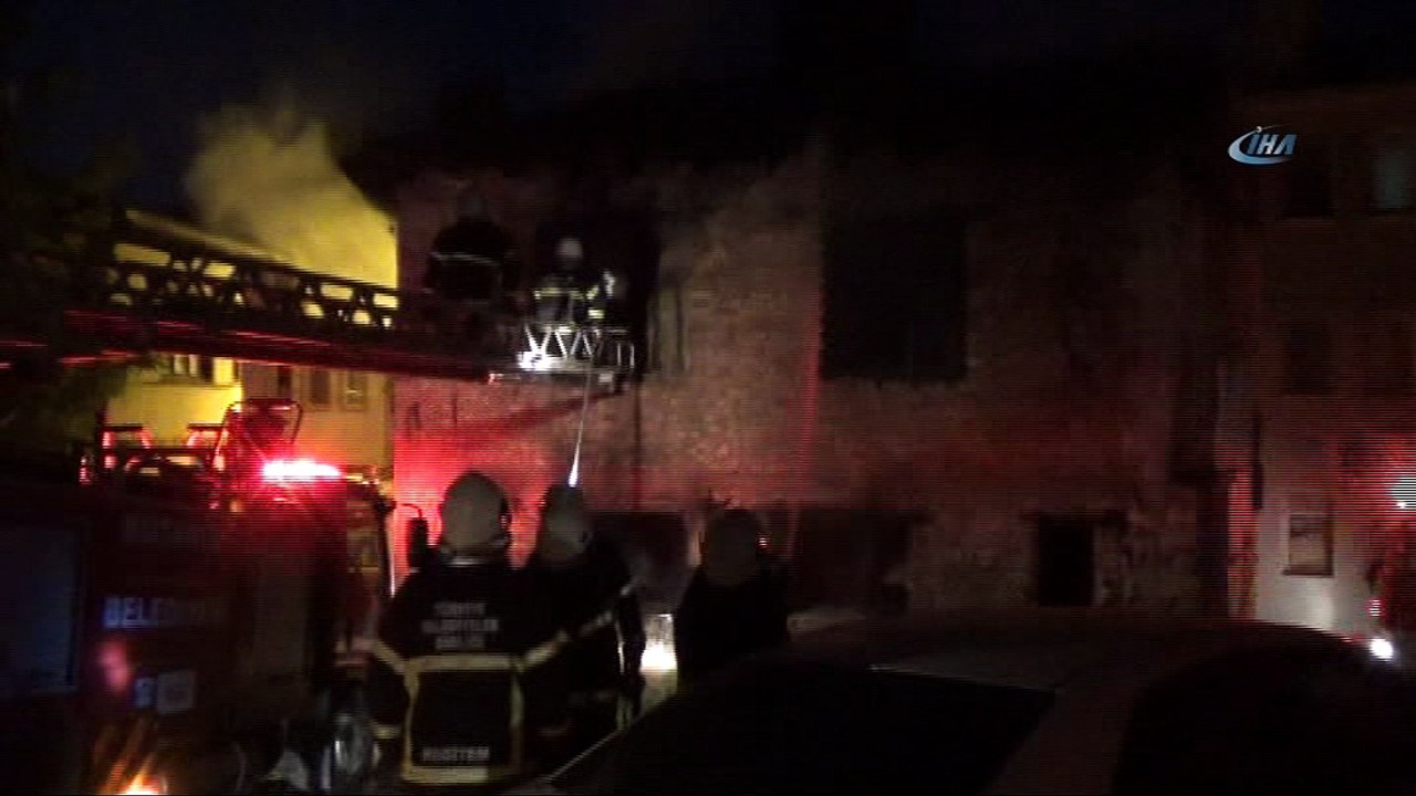 Kütahya'da korkutan yangın...Yangından kurtulan farenin telefon tellerindeki görüntüsü ilginç anlara sahne oldu