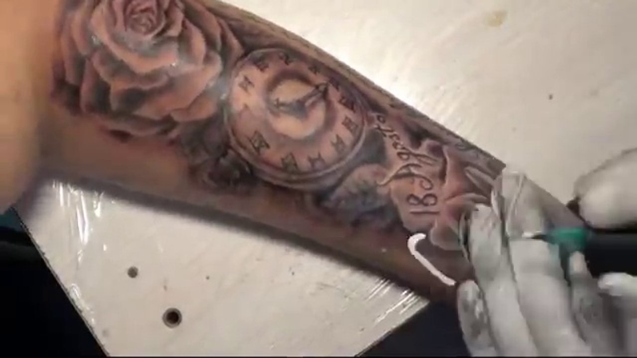 Tatuando un Reloj y Rosas  / Clock & Roses Tattoo - Nosfe Ink Tattoo