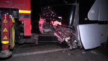 Hafif ticari araç otobüsle çarpıştı: 5 ölü, 1 yaralı - İZMİR