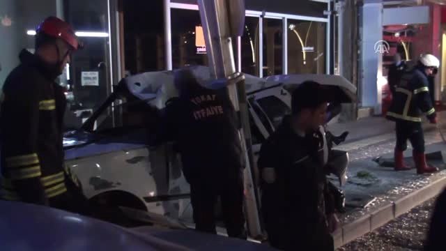 Otomobil Aydınlatma Direğine Çarptı: 4 Yaralı - Tokat