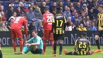 33e j. - Quand l'arbitre prend un carton jaune