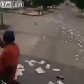 Ils jettent des milliers de billets dans la rue au Venezuela