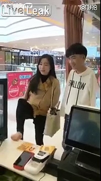 Ce couple sans bras fait ses courses au supermarché !