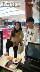 Ce couple sans bras fait ses courses au supermarché !