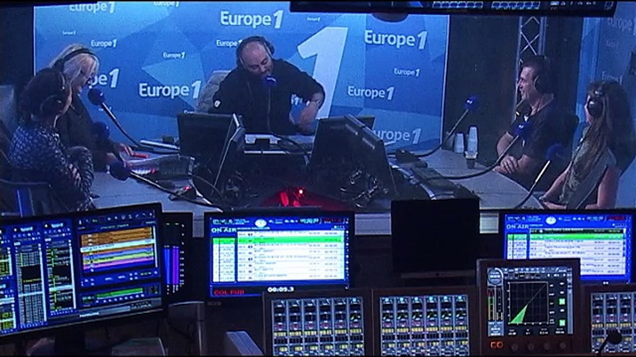 "Bienvenue à l'académie de Sciences politiques Marion Maréchal Le Pen ! Je fais l'appel ! À chaque fois, vous levez le bras droit !"