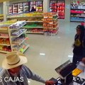 مشتری از سرقت مغازه جلوگیری کرد.مشتری این مغازه در شهر مونتری مکسیکو با مهارت سارق مسلح را خلع سلاح کرد. جریان را در این ویدیو دنبال کنید.#voasocial