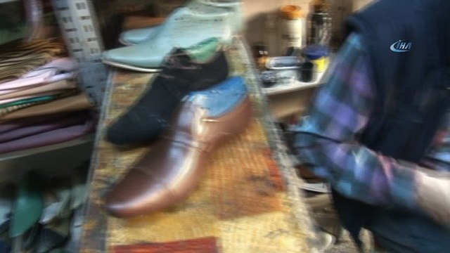 Bu ayakkabıcının müşterisi çok özel...Çok özel ayaklara deriden özel ayakkabı