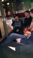 Un jeune homme descend une bière cul sec mais finit mal