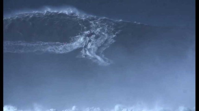 Voici la plus haute vague jamais surfée au monde.