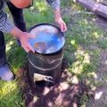 Cet homme pense avoir la technique parfaite pour faire cuire un poulet au barbecue