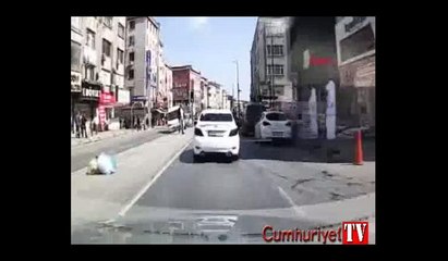 Minibüsün altında kalmaktan 1 adımla kurtuldu