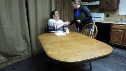 Une fille a un rire démoniaque