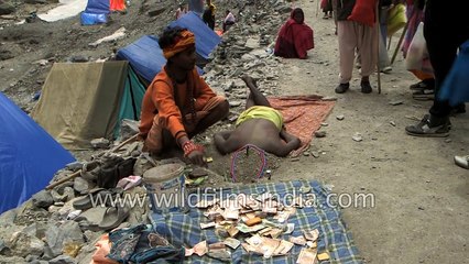 Headless man- Hindu Yogi does strange penance, with head dug in ground!