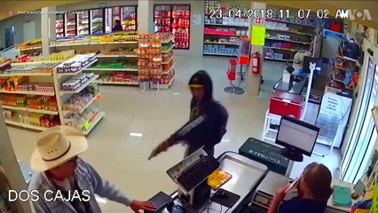 Il braque la caisse d'un supermarché mais se fait défoncer par un client