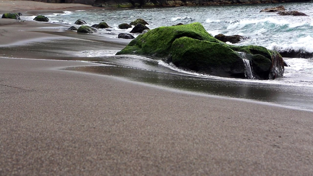 waves-on-seashore