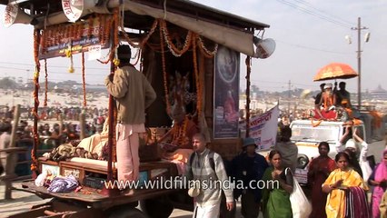 It happens only in India - Pilgrims sit on the roof of bus!