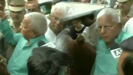 VIDEO: AIIMS से छुट्टी के बाद पुलिस अफसर से भिड़े लालू यादव, कहा- क्या एसपी मेरा बॉस है?