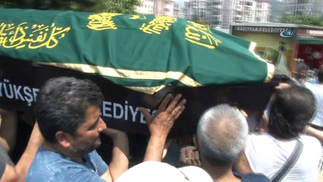 Kazada ölen aynı aileden 5 kişi gözyaşlarıyla uğurlandı