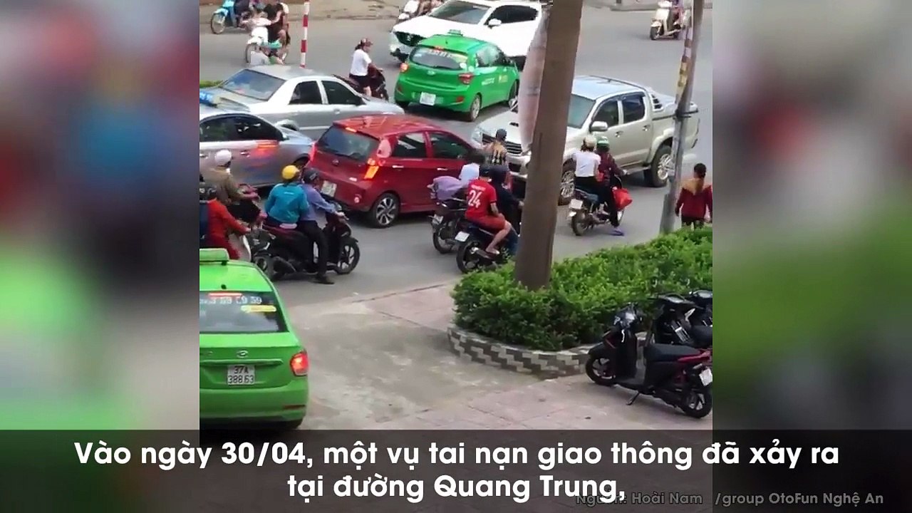 CĐM phẫn nộ trước video xe ô tô điên đi ngược chiều bị chặn, lùi xe gây tai nạn chết người đi xe đạp