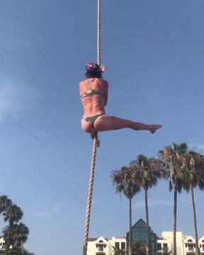 Incroyable : cette femme monte une corde à la seul force des bras