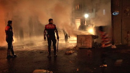 Beyoğlu’nda çöp konteynerlerini yola devirip ateşe verdiler