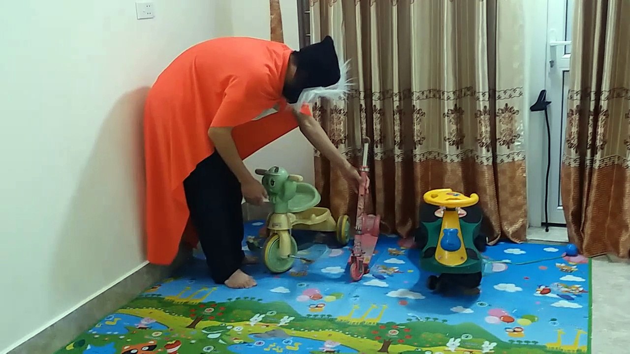 Người Mặt Lợn trông xe ngủ gật bị mất xe (Halloween - Spider man + kids vs Bicycle toys) 2/2