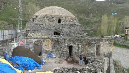 Tarihi Mazlum Ağa Hamamı duvarında  Osmanlı dönemine ait yarasa kanadı figürü çıktı