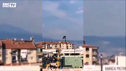 Interdit de stade, il loue une grue pour voir le match