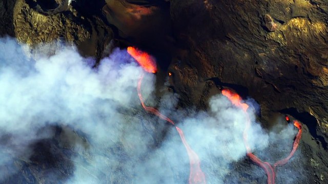 Le Piton de la Fournaise entre en éruption