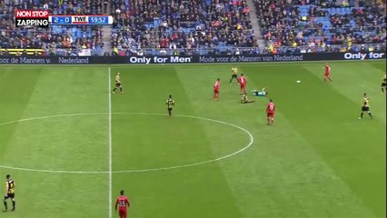 Football : un arbitre reçoit un carton jaune aux Pays-Bas (vidéo)