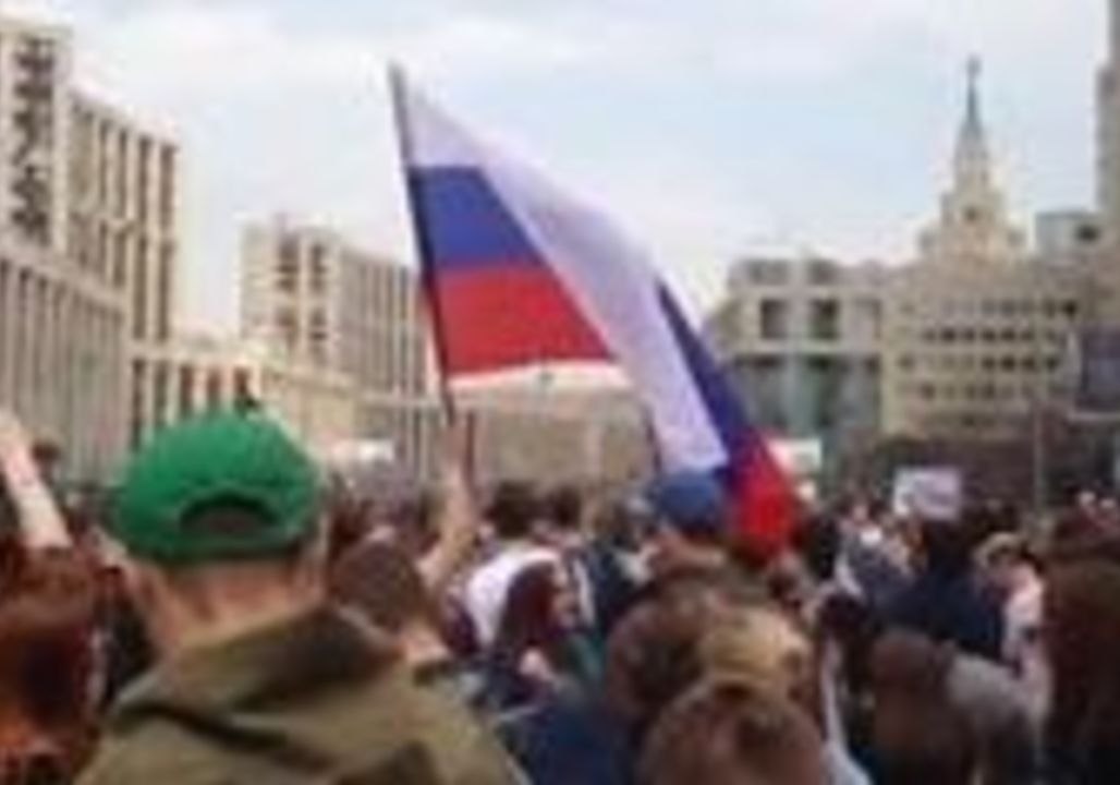 Demonstrators Throw Paper Planes in Moscow to Protest Threat to Messaging Service