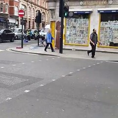 Sokakta kavga eden adamın pantolonu düştü