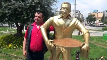’Künefeci Adam’ Heykeli Çalınan Tepsisine Kavuştu