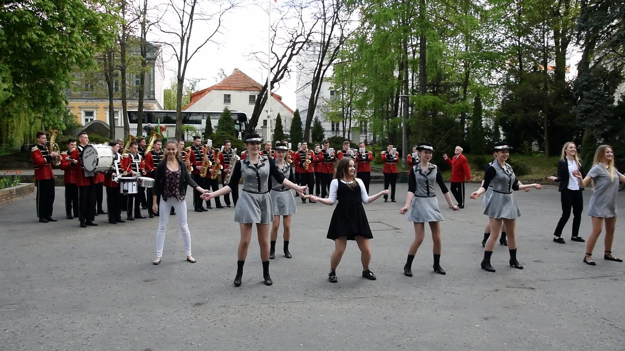 wystep_mazoretek_i_Miejskiej_Orkiestry_Detej
