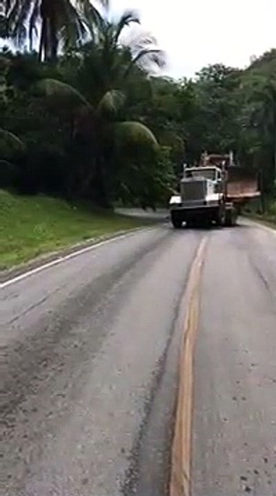 Un camion  glisse sur une colline en transportant un bulldozer !
