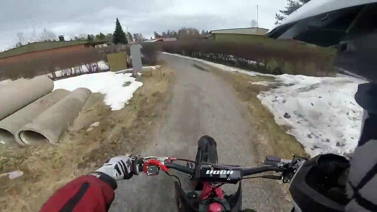 Course poursuite dingue entre un motard et la police en Finlande !