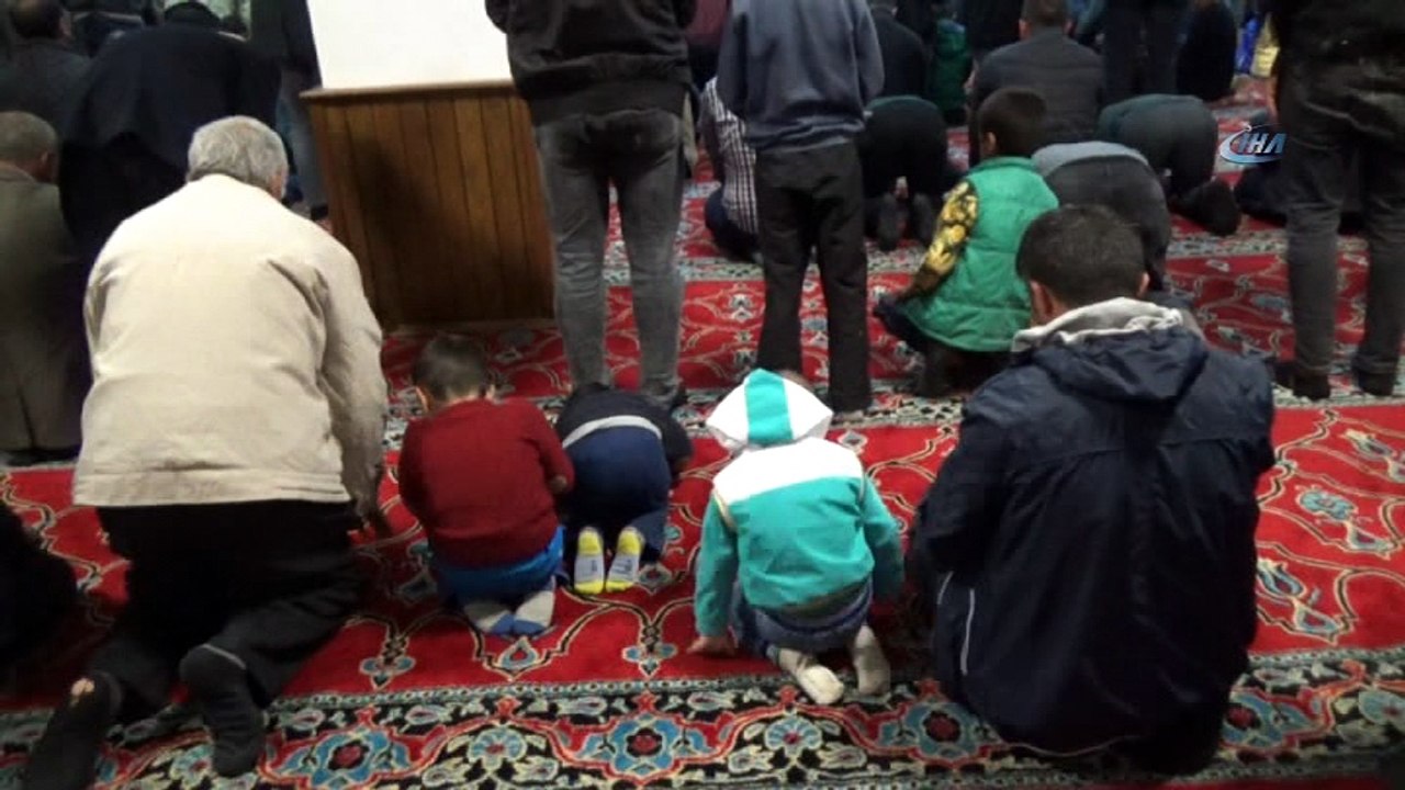 Berat Kandili'nde camiler doldu taştı
