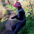 La passion de cet homme : pécher avec un aimant géant. Regardez ce qu'il découvre au fond de l'eau