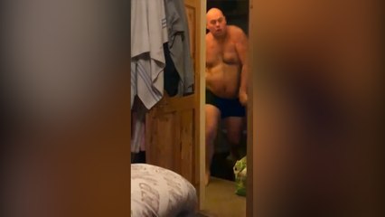 Iba al baño y casi se hace encima por culpa del susto que le dio su pequeña hija