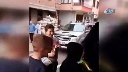 dondurma yemek için tokat sırasına geçen çocuklar