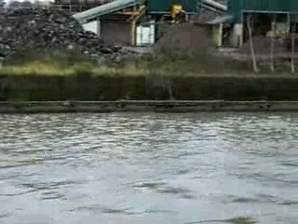 train vs péniche .Sncf locomotive.