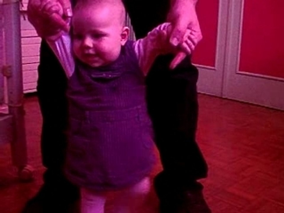 Premiers essais debout Elhora 8 mois.