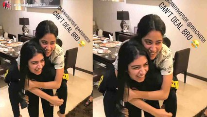 下载视频: Jhanvi Kapoor ENJOYS RIDE on Khushi Kapoor's back, Anshula Kapoor shares photo | FilmiBeat