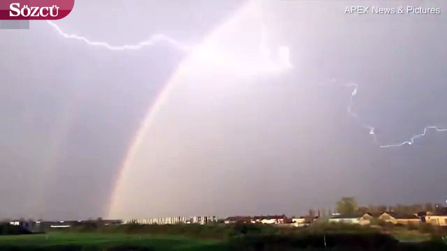 Yıldırım sırasında gökten bir cisim düştü