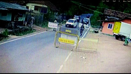 ಬ್ಯಾರಿಕೇಡ್‌ ಮೇಲೆಯೇ ನುಗ್ಗಿದ ವಾಹನ: ಕೂದಲೆಳೆಯಲ್ಲಿ ಪಾರಾದ ಯೋಧರು | Oneindia Kannada