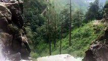 Nepal, i turisti affrontano la cascata sulla strada più pericolosa del mondo