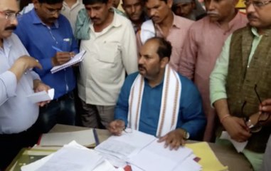 हाथरस में गेहूं क्रय केंद्र पर किसानों से वसूली, मंत्री ने निलंबित किया क्रय केंद्र प्रभारी