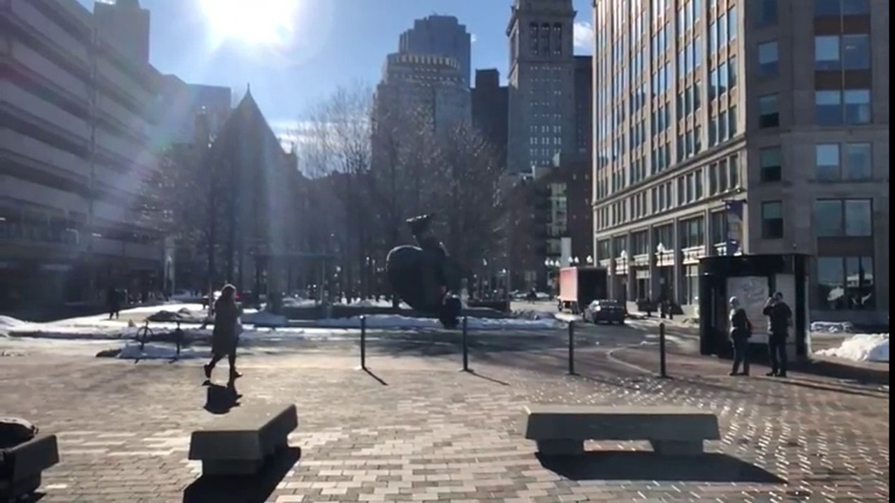 Saut impressionnant en avant entre 2 bancs !! Parkour