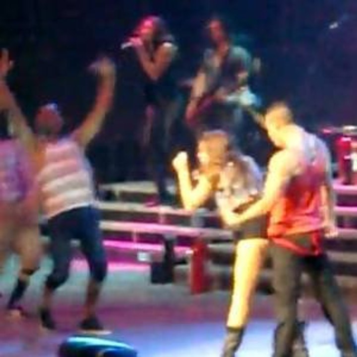 Concours.. de mime de relations par cette femme !