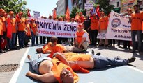 İşçi ölümlerini protesto etmek için soyunup yere yattılar